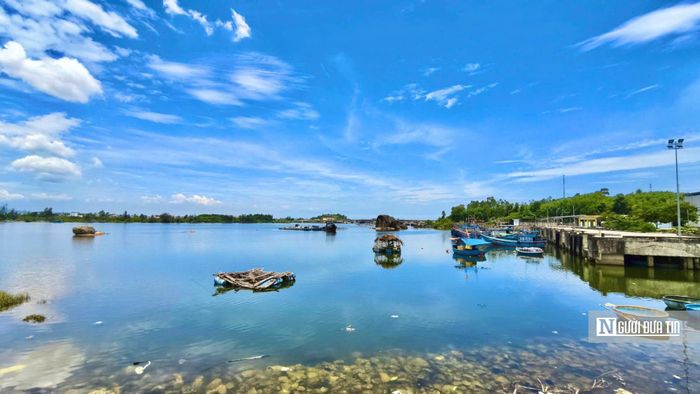 Khu vực mặt nước trước cảng cá.