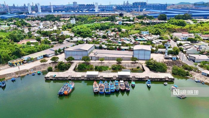 Cảng cá sông Trà Bồng được đầu tư hoàn thiện nhưng vắng bóng tàu cá công suất lớn do luồng không đủ độ sâu.