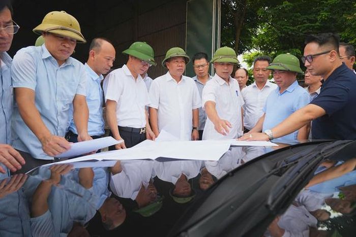 Phó Chủ tịch UBND thành phố Hải Phòng ông Lê Trung Kiên cùng Đoàn công tác kiểm tra và nghe báo cáo về tiến độ triển khai, khó khăn, vướng mắc tại Dự án Cụm công nghiệp dịch vụ thương mại Lương Điền (Nguồn: Cổng thông tin điện tử thành phố Hải Phòng)