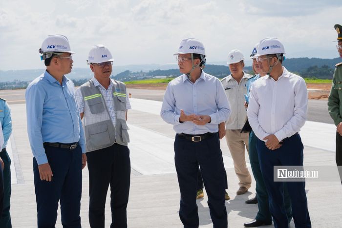 Ông Hồ Văn Mười, Chủ tịch UBND tỉnh Lâm Đồng kiểm tra sân bay Liên Khương vào chiều ngày 4/8.