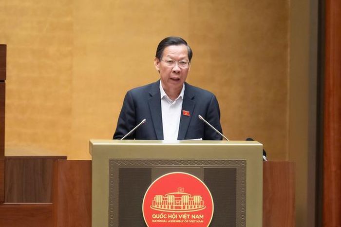 Chủ nhiệm Ủy ban Kinh tế - Tài chính Phan Văn Mãi trình báo cáo thẩm tra (Ảnh: Media Quốc hội).