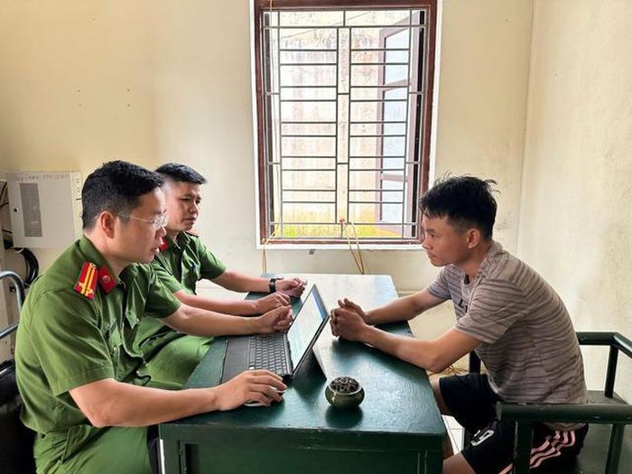 Cơ quan điều tra làm việc với đối tượng Nguyễn Quang Vinh. Ảnh: Cổng Thông tin điện tử Công an tỉnh Hà Tĩnh