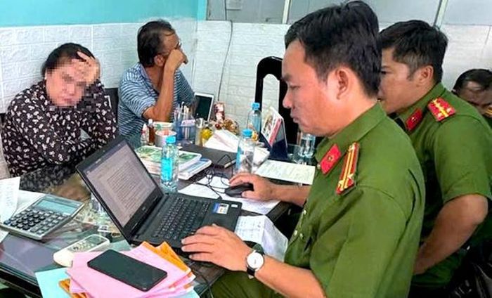 Lực lượng công an làm việc với chủ cơ sở kinh doanh. Ảnh: Công an tỉnh An Giang.