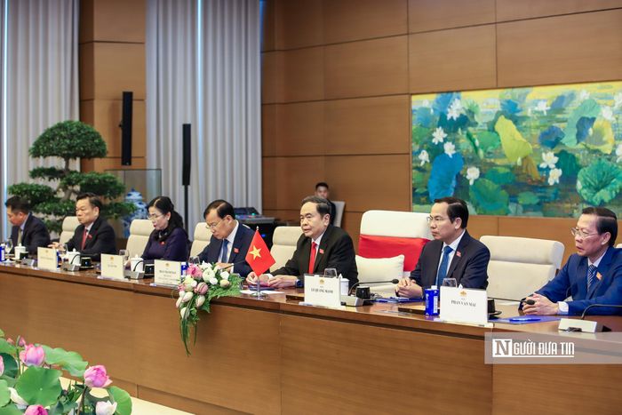 Đây cũng là dịp để hai bên tăng cường trao đổi kinh nghiệm lập pháp, giám sát và quyết định các vấn đề quan trọng của đất nước; thúc đẩy trao đổi đoàn các cấp; tiếp tục phối hợp, ủng hộ lẫn nhau tại các diễn đàn nghị viện khu vực và quốc tế.