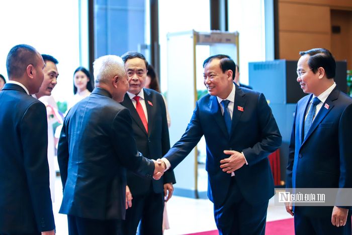 Hai nhà lãnh đạo giới thiệu các quan chức tham dự lễ đón.