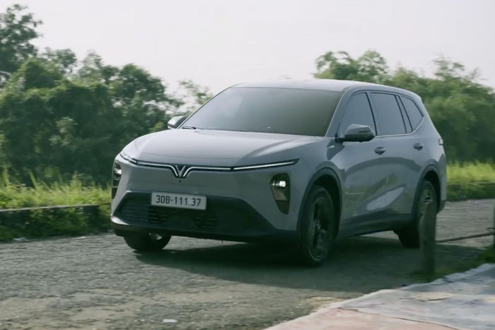 Anh Nguyễn Bình Minh (Hà Nội) quyết định chuyển từ chiếc SUV dầu của gia đình sang xe điện VF MPV 7. (Ảnh: NVCC).