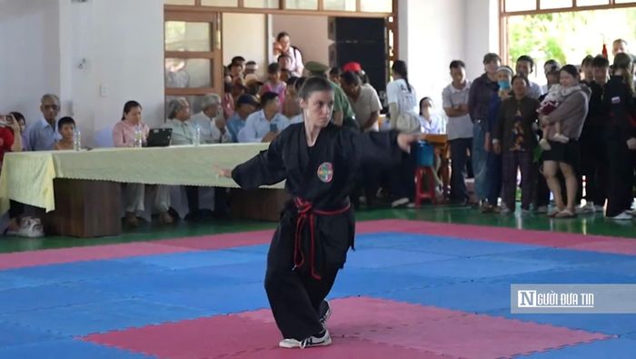 Phần biểu diễn bài Ngũ cầm ẩm quyền của nữ võ sinh Giada Giulivo đến từ Ý tại Chùa Long Phước