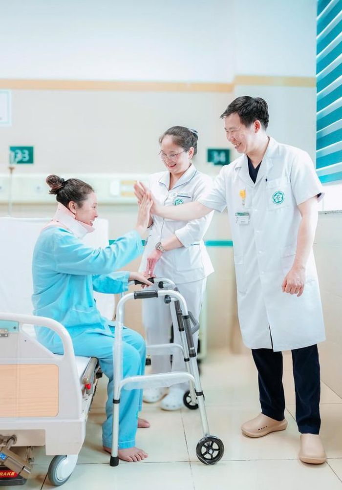 BSCKII. Nguyễn Đức Hoàng chia sẻ niềm vui với người bệnh sau 8 tháng liệt (Ảnh: BVCC).