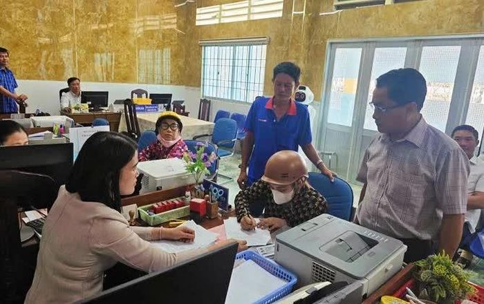 Cán bộ, công chức niềm nở, tận tình hướng dẫn người dân thực hiện thủ tục hành chính.