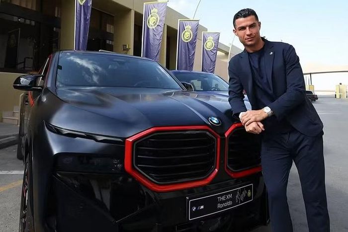 Cristiano Ronaldo bên cạnh chiếc BMW XM Label Red tại Saudi Arabia. Ảnh: Al Nassr.