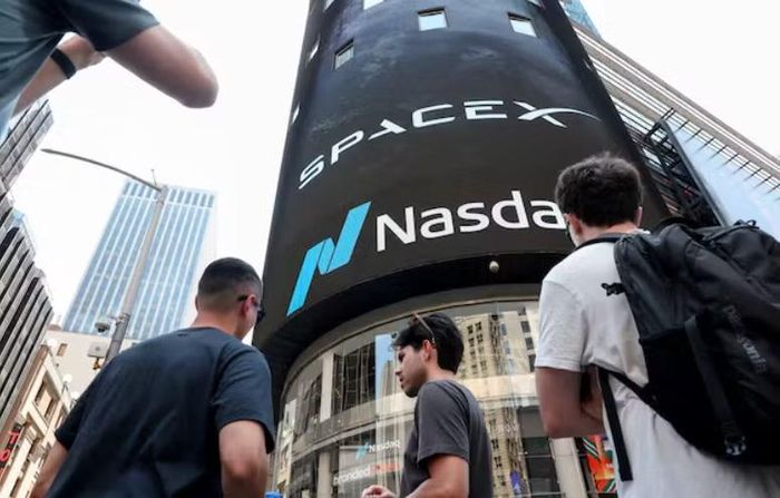 Elon Musk tham vọng biến Starlink thành đối thủ của Verizon và AT&T. Ảnh: Reuters.