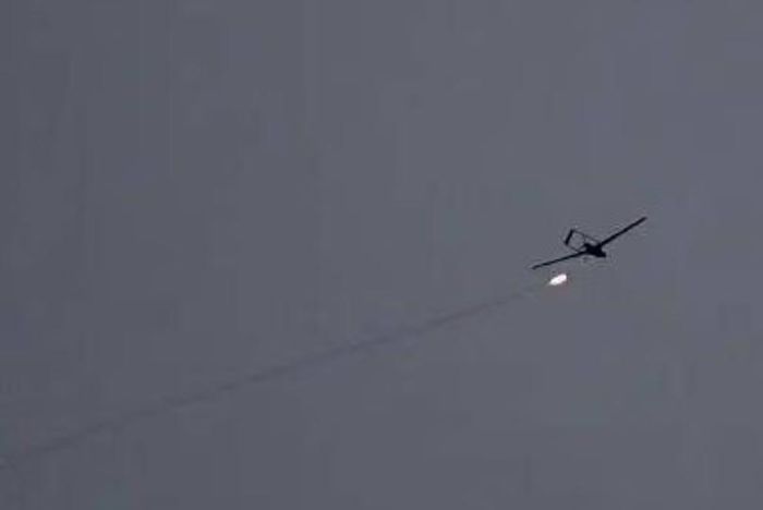 Khoảnh khắc một UAV cảm tử Ukraine bị tên lửa phòng không Nga bắn trúng. Ảnh: QQneews.