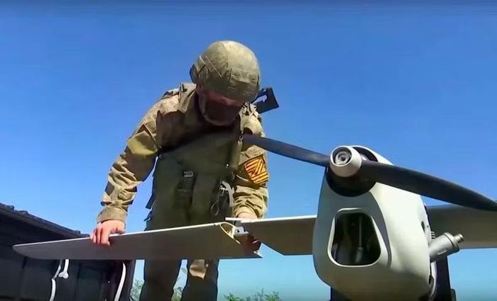 Binh sĩ Ukraine triển khai UAV cảm tử chuẩn bị xuất kích. Ảnh: Wforum.