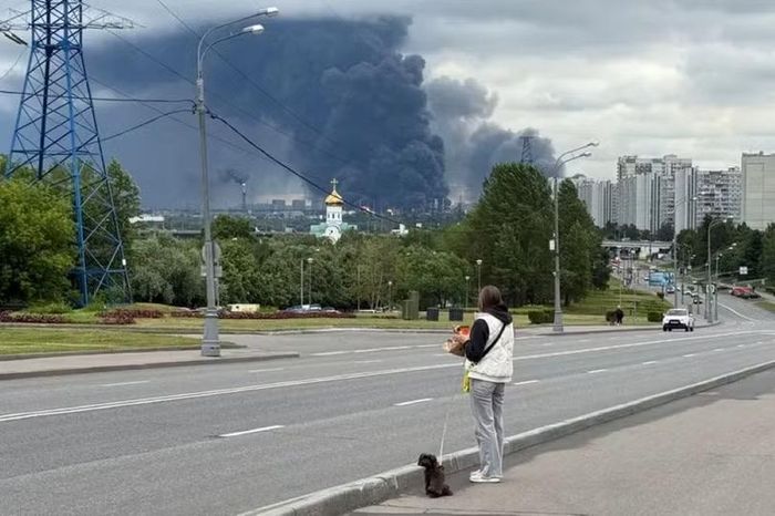 Một đám cháy lớn ở ngoại ô Moscow do UAV cảm tử Ukraine đánh trúng hôm 18/6. Ảnh: AFP.