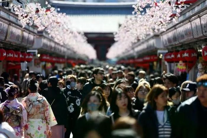 Du khách đi bộ dọc phố Nakamise-dori khi đến thăm chùa Sensoji ở Tokyo, Nhật Bản, ngày 10/3/2025. Ảnh: Reuters.