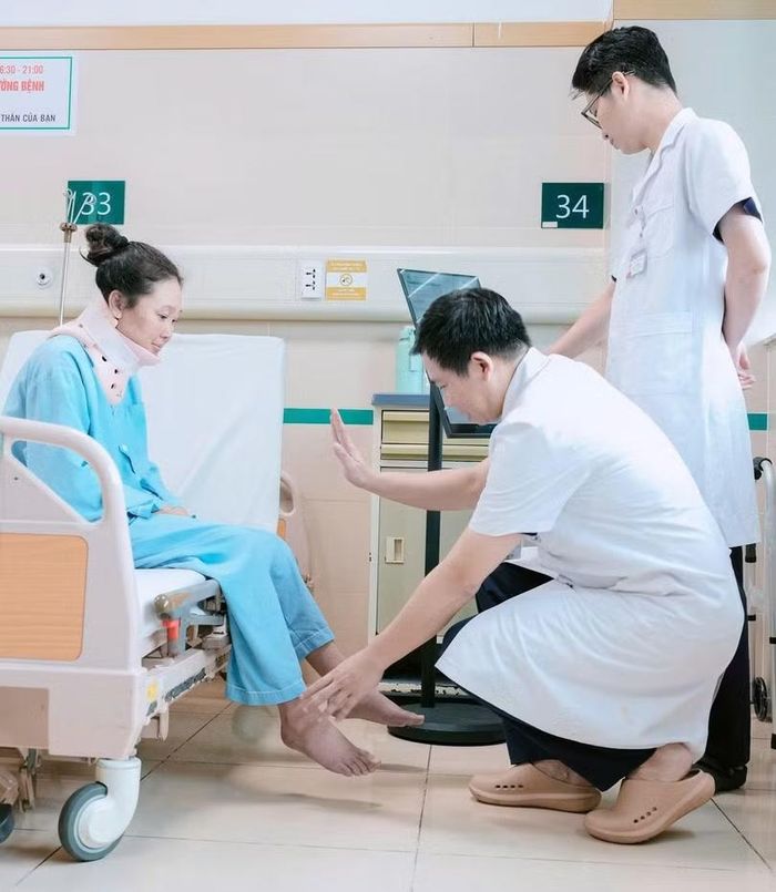 Tái khám cho chị N. Ảnh: Thế Anh