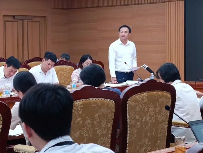  Ông Cầm Anh Tuấn, Phó Tổng Giám đốc Tổng công ty Đường sắt Việt Nam góp ý dự thảo. Ảnh: LƯU THỦY 