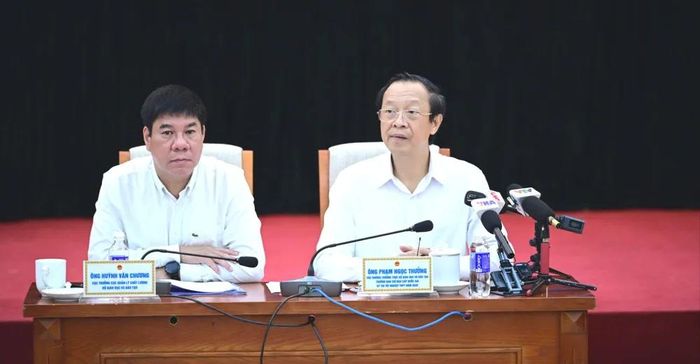 Các đồng chí chủ trì buổi họp báo