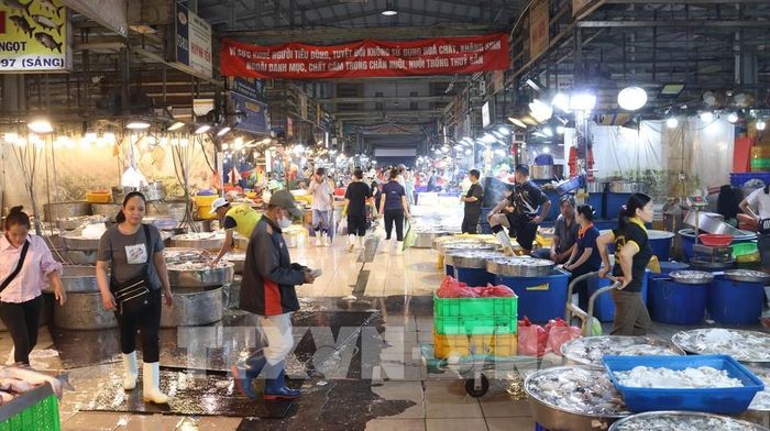 Một góc chợ Bình Điền nhộn nhịp cảnh mua bán. Ảnh: Đinh Hằng - TTXVN