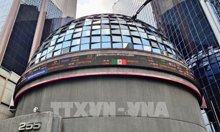 Bảng chỉ số chứng khoán điện tử tại Sàn chứng khoán Mexico ở thủ đô Mexico City. Ảnh: Phi Hùng - PV TTXVN tại Mexico 