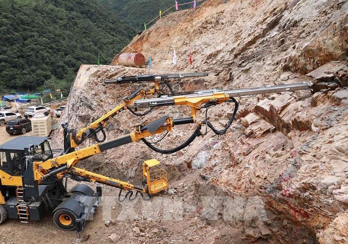 Chính thức khoan mũi khoan đầu tiên chạm vào vách đá Hầm Hoàng Liên của hầm ra hướng về Lai Châu. Ảnh: Quý Trung - TTXVN