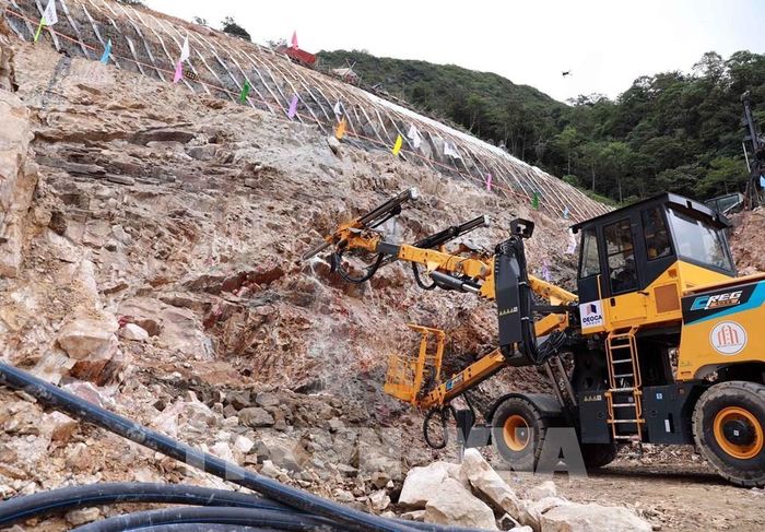 Mũi khoan đầu tiên chạm vào vách đá Hầm Hoàng Liên. Ảnh: Quý Trung - TTXVN