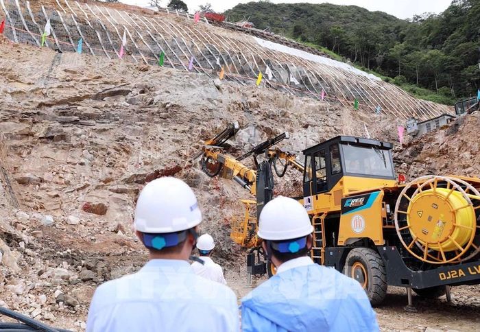 Máy khoan bắt đầu khoan mũi đầu tiên tại Hầm Hoàng Liên. Ảnh: Quý Trung - TTXVN
