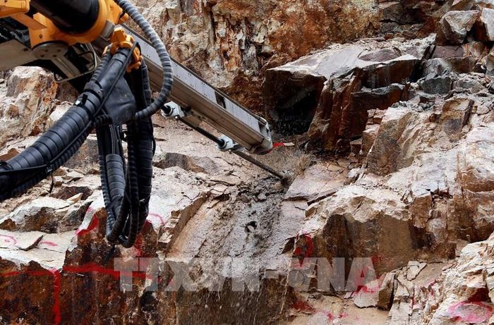 Mũi khoan đầu tiên chạm vào vách đá Hầm Hoàng Liên. Ảnh: Quý Trung - TTXVN