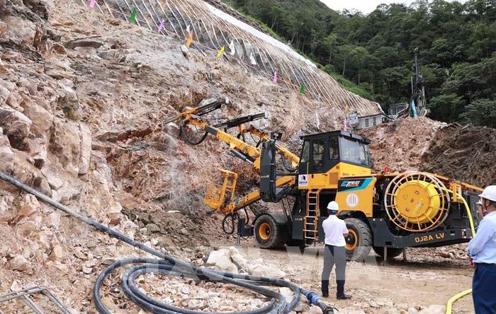 Khu vực cửa Hầm Hoàng Liên nơi những mũi khoan đầu tiên được triển khai vào ngày hôm nay. Ảnh: Quý Trung - TTXVN