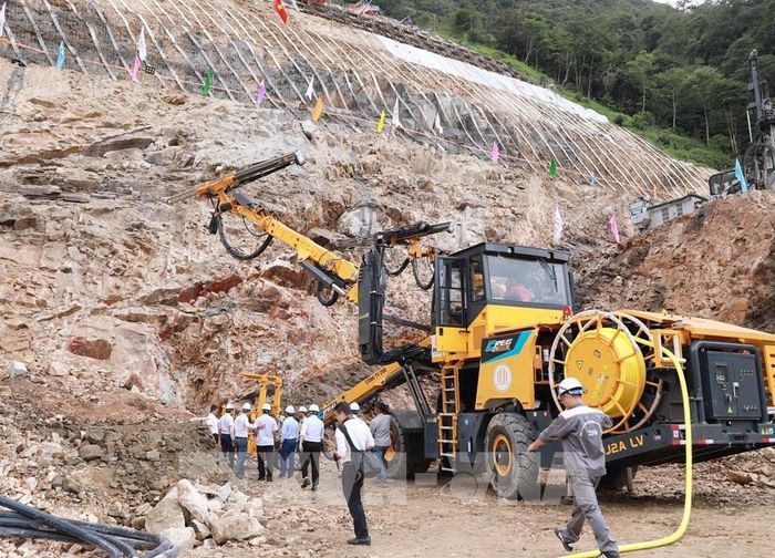 Cửa Hầm Hoàng Liên chính thức khoan mũi khoan đầu tiên chạm vào vách đá mở ra một tương lai cho giao thông các tỉnh Tây Bắc. Ảnh: Quý Trung - TTXVN