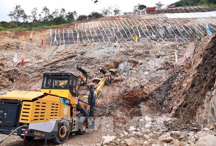 Cửa Hầm Hoàng Liên hướng đi từ Lào Cai đi Lai Châu. Ảnh: Quý Trung - TTXVN