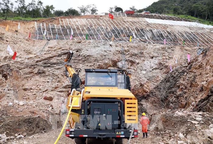 Mũi khoan đầu tiên chạm vào vách đá Hầm Hoàng Liên của hầm ra hướng về Lai Châu. Ảnh: Quý Trung - TTXVN