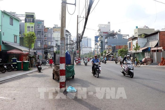 Nhiều trụ chỉ có sơn phản quang, không được bọc tôn, nằm “chơi vơi” giữa đường Chu Văn An. Ảnh: Tiến Lực - TTXVN