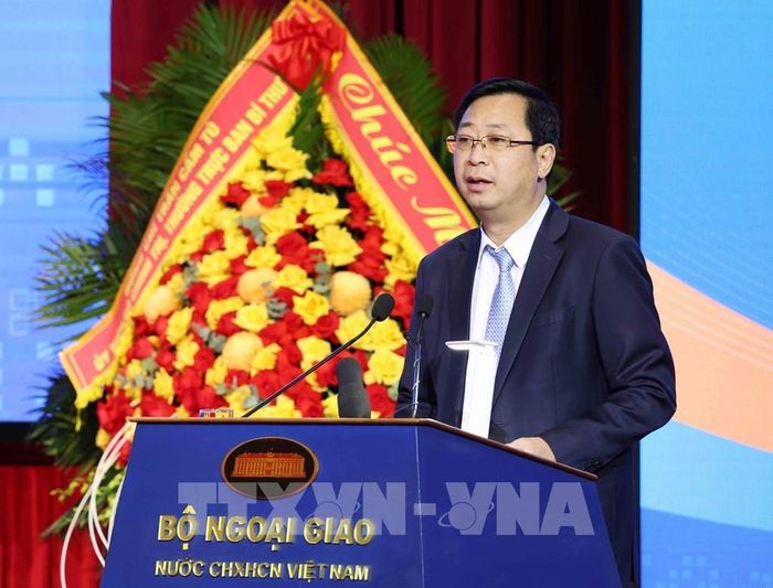 Phó Chủ tịch Ủy ban Trung ương Mặt trận Tổ quốc Việt Nam Cao Xuân Thạo trình bày tham luận tại phiên họp. Ảnh: Phương Hoa - TTXVN