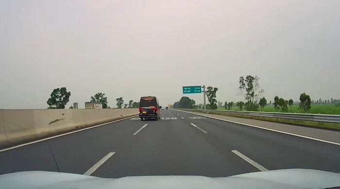 Một chiếc xe khách đang chuyển làn trên cao tốc Hà Nội - Hải Phòng.