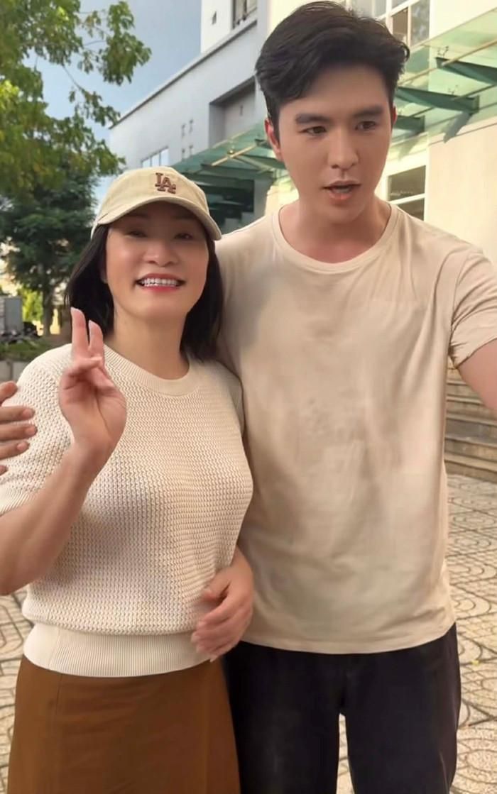Nghệ sĩ Hồng Đào và diễn viên Steven Nguyễn thu hút sự chú ý với màn tương tác hài hước phía sau hậu trường Người mẹ xấu.