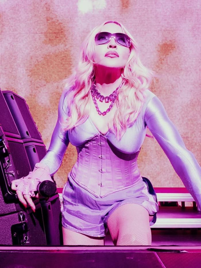 Madonna xuất hiện đầy nổi bật tại đêm nhạc WorldPride Amsterdam với bộ trang phục nội y cách điệu mang tông tím chủ đạo. Ảnh: IGNV