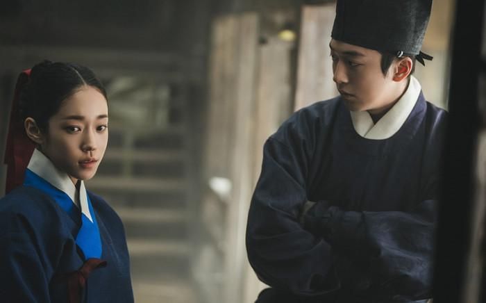 Lời Nguyền Đông Cung mang màu sắc giả tưởng đen tối lấy bối cảnh triều đại Joseon. Khi hoàng cung bị bao phủ bởi lời nguyền kéo dài suốt ba thập kỷ, một kiếm sĩ có thể đi xuyên cõi âm cùng nữ cung nữ sở hữu năng lực giao tiếp với người chết được giao nhiệm vụ phá giải bí ẩn. Nam Joo Hyuk, Roh Yoon Seo và Cho Seung Woo là những gương mặt dẫn dắt tác phẩm phát hành trên Netflix.