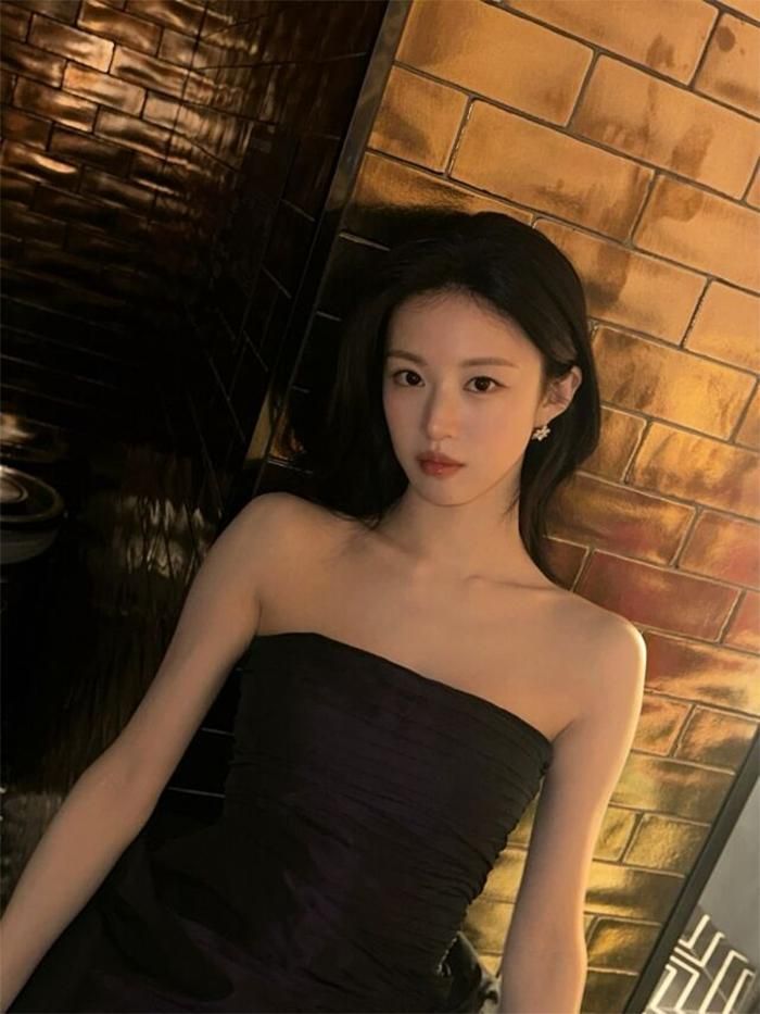 Go Yoon Jung xuất hiện với vài lọn tóc rối và biểu cảm phụng phịu đáng yêu, tiếp tục ghi điểm bởi vẻ đẹp tự nhiên.