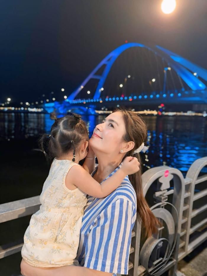 Kha Ly dành sự ưu tiên cho con gái.