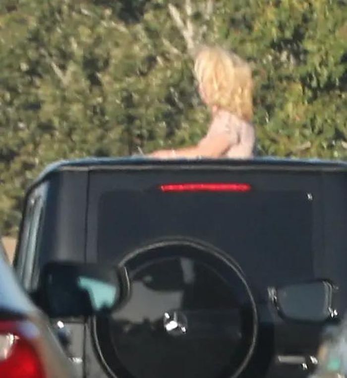  Britney Spears từng gây xôn xao vì hành động đứng thò người qua cửa sổ trời của chiếc SUV Mercedes màu đen khi xe đang di chuyển trên cao tốc.