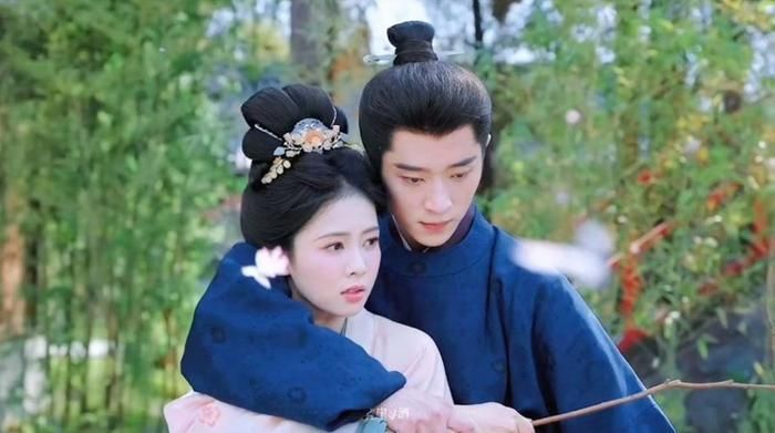 Được chuyển thể từ tiểu thuyết Thịnh Thế Đích Phi của Phượng Khinh, Mạc Ly là một trong những bộ phim cổ trang nổi bật với mô-típ "cưới trước yêu sau". Phim do Lâm Ngọc Phân làm tổng đạo diễn, quy tụ Bạch Lộc và Thừa Lỗi trong vai chính, phát sóng trên Tencent Video. Nhân vật Diệp Ly bị ép gả cho Định vương Mặc Tu Nghiêu - cựu chiến thần lừng danh nhưng mang thương tật sau những biến cố chính trị. Cuộc hôn nhân của họ khởi đầu bằng những màn đấu trí khi cả hai đều che giấu mục đích riêng. Trong quá trình cùng nhau chấn chỉnh vương phủ, đối đầu các thế lực triều đình và thực hiện kế hoạch báo thù, họ dần trở thành những người đồng hành đáng tin cậy. Sự kết hợp giữa quyền đấu, mưu lược và tuyến tình cảm phát triển tự nhiên giúp bộ phim duy trì sức nóng trên màn ảnh.