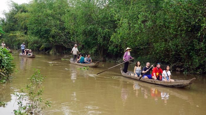 Du khách chèo xuồng ngắm cảnh ở Vĩnh Long. Ảnh: Trung tâm Thông tin Xúc tiến Du lịch tỉnh Vĩnh Long