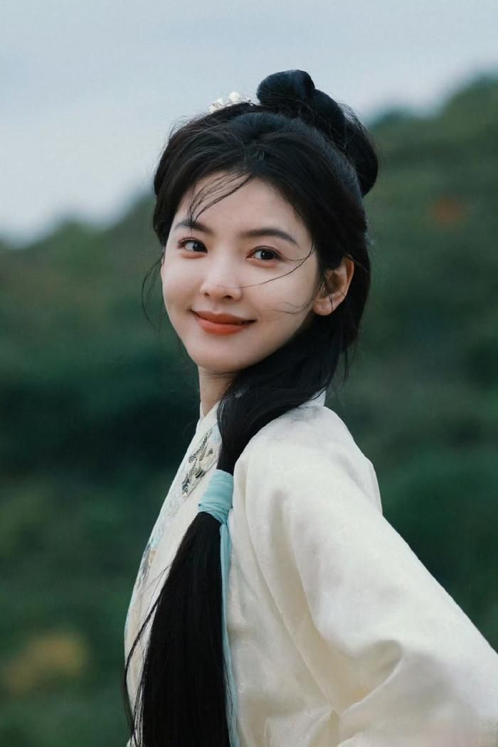 Sinh năm 1996 tại Chiết Giang, Chương Nhược Nam nổi tiếng từ điện ảnh trước khi mở rộng hoạt động sang truyền hình. Vẻ đẹp trong trẻo giúp cô được khán giả ưu ái gọi là "nữ thần thanh xuân". Gần đây, Nhớ Cậu Rồi đạt kết quả khả quan tại phòng vé, còn Khó Dỗ Dành tiếp tục giúp nữ diễn viên giữ độ phủ sóng. Ngoài ra, Vũ Lâm Linh cũng là dự án nhận được nhiều sự quan tâm.