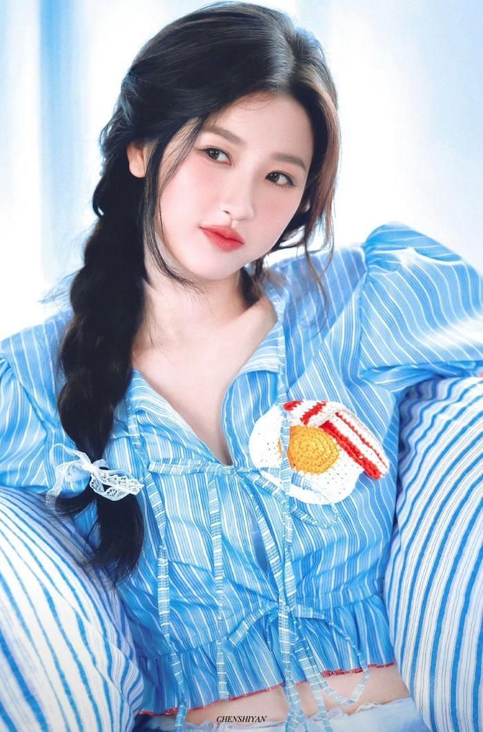 Ngu Thư Hân sinh năm 1995 tại Thượng Hải, sở hữu lượng người hâm mộ đông đảo. Cô ghi điểm nhờ phong cách trẻ trung, khả năng tạo xu hướng và hình tượng gần gũi. Xán Như Phồn Tinh tạo hiệu ứng tích cực trong mùa hè, còn Vĩnh Dạ Tinh Hà là một trong những tác phẩm giúp tên tuổi nữ diễn viên lan tỏa mạnh tại nhiều thị trường châu Á. Bên cạnh đó, Trường Sinh Cốt cũng là dự án được khán giả mong chờ.