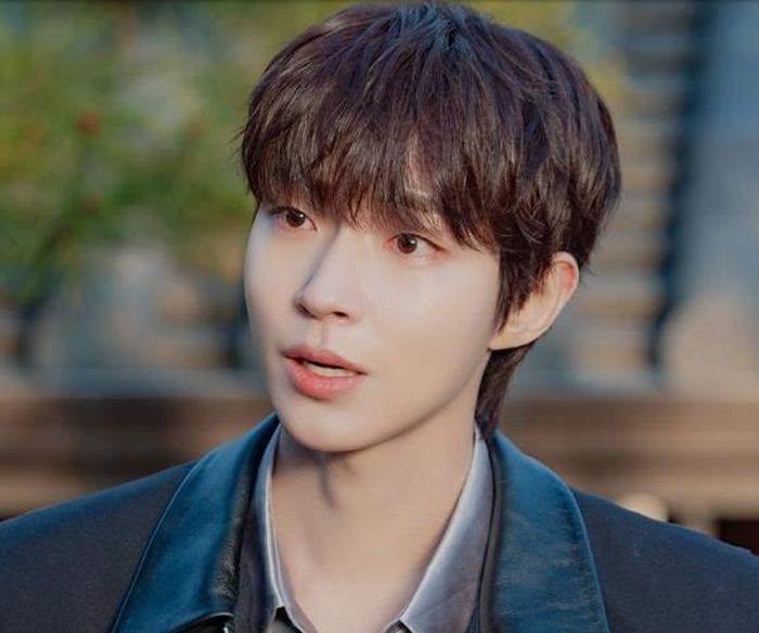 Biểu cảm cứng rắn của Woo Soo Bin khiến cuộc trò chuyện với Shim Yoo Gun thêm gay gắt.