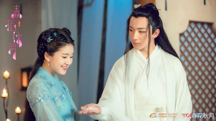 Dù không có kinh phí quá lớn, Xuân Hoa Thu Nguyệt vẫn được nhiều khán giả yêu thích nhờ nội dung mới lạ và cặp đôi chính Triệu Lộ Tư và Lý Hoành Nghị. Phim kể về cô gái đến từ tương lai vô tình xuyên không vào thế giới võ hiệp và gặp gỡ hai nam nhân có tính cách đối lập. Xen giữa những màn đấu trí là câu chuyện tình yêu hài hước, ngọt ngào nhưng cũng không thiếu nước mắt. Chính sự cân bằng giữa yếu tố lãng mạn và giải trí đã giúp bộ phim duy trì sức hút đến tận hôm nay.