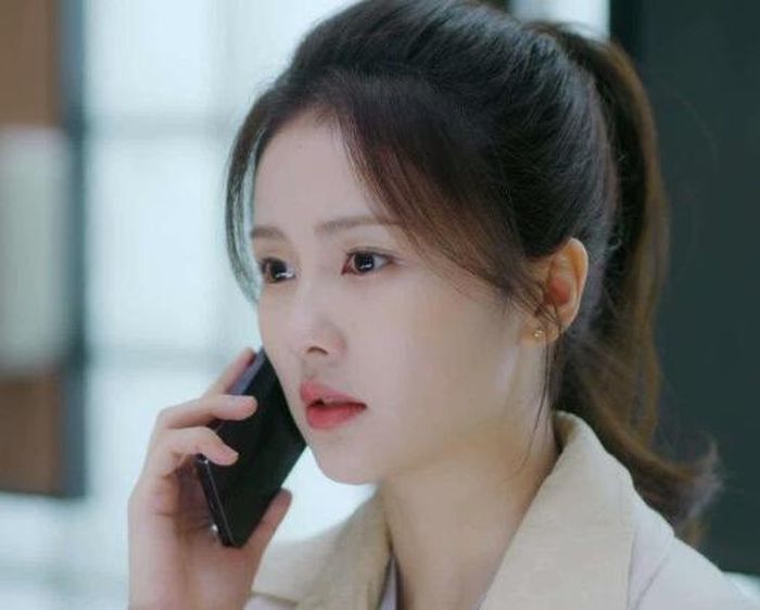 Trịnh Thư Ý: Nữ phóng viên tài chính tài giỏi, lấy năng lực làm nền tảng để phát triển sự nghiệp.