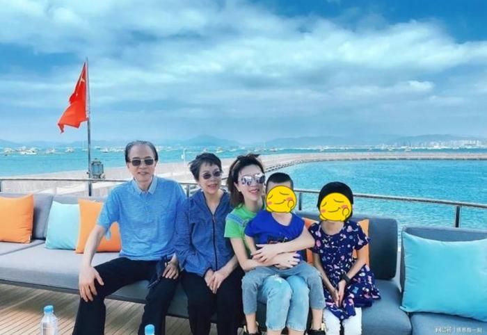 Bố Kim Xảo Xảo là giảng viên đại học nhưng vẫn dính ngay cú lừa (Ảnh: 163).