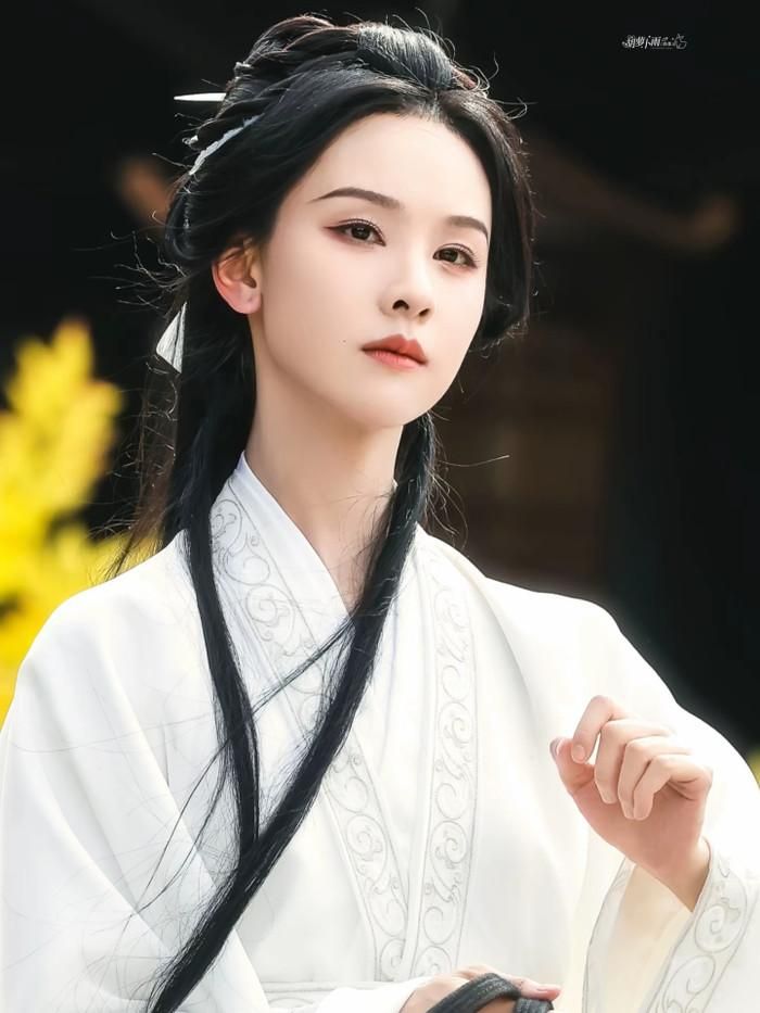 Nếu yêu thích mô-típ trọng sinh báo thù, Kiều Sở là cái tên đáng chú ý. Sau khi trải qua bi kịch ở kiếp trước, nữ chính có cơ hội quay ngược thời gian và sống lại một lần nữa. Lần này, cô không còn ngây thơ hay dễ dàng tin người như trước mà chủ động thay đổi từng quyết định để tránh bi kịch lặp lại. Đồng thời, nữ chính cũng lên kế hoạch trả thù những kẻ từng khiến mình mất tất cả. Những màn đấu trí căng thẳng cùng quá trình thay đổi vận mệnh khiến bộ phim thu hút đông đảo khán giả yêu thích thể loại trọng sinh.